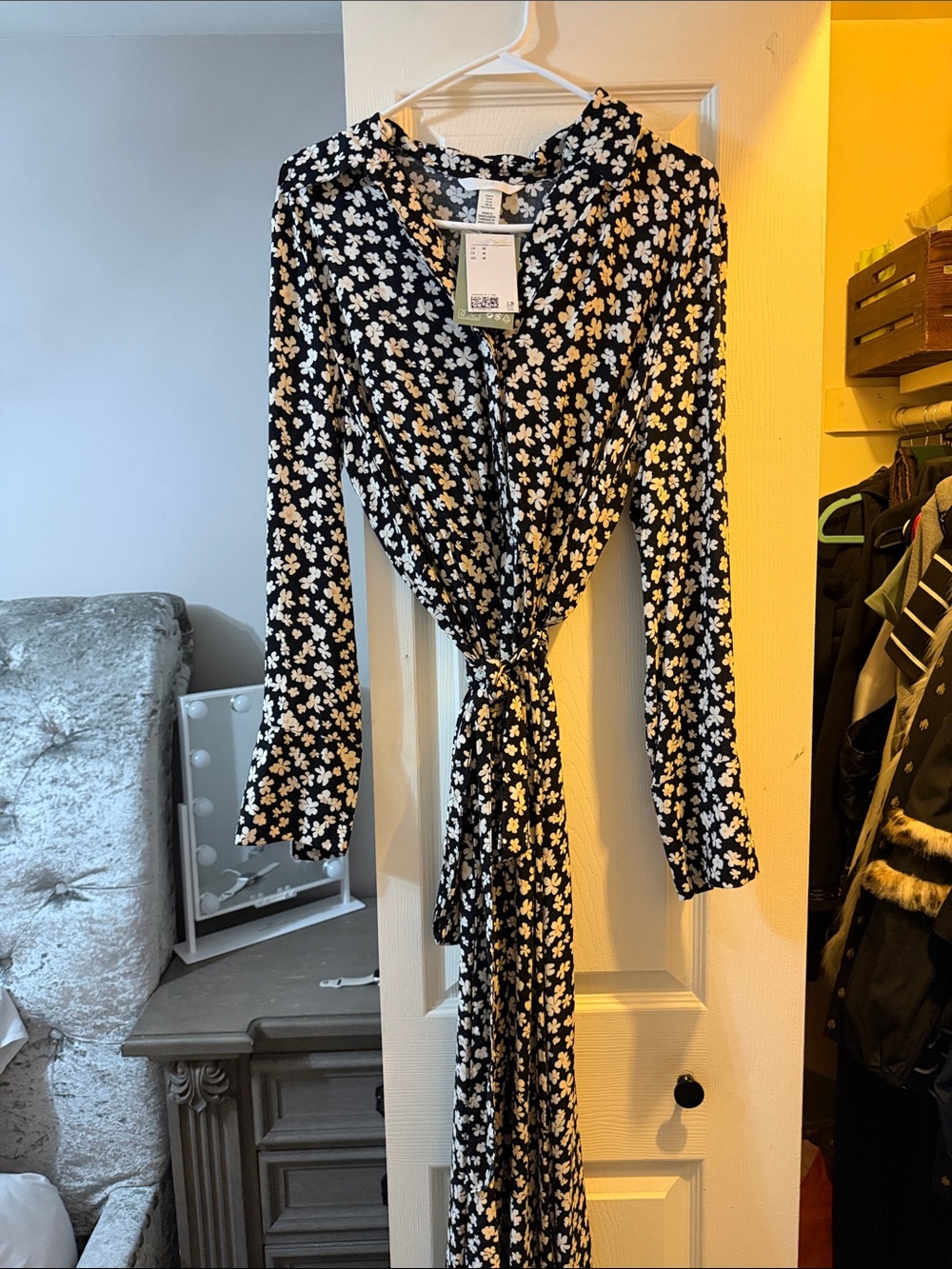 Black Floral Wrap Dress with White Daisies h&m size medium
